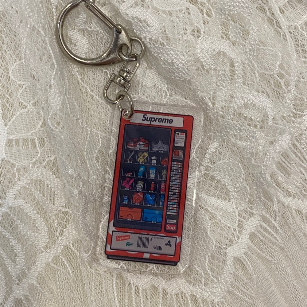 🎁 Fun Resin Vending Machine Keychain | Inspired Streetwear Style